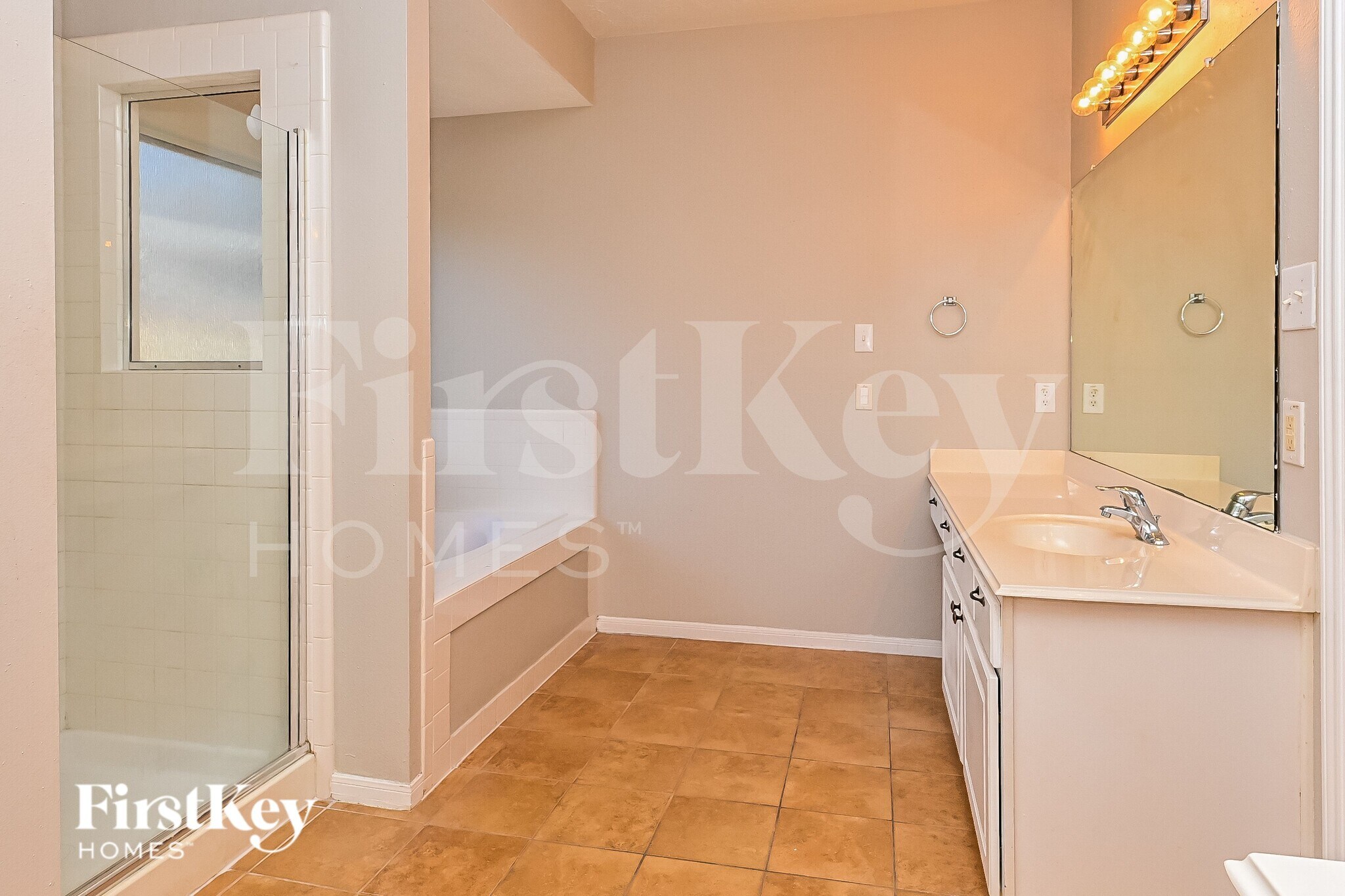 Building Photo - 2558 Doral Dr