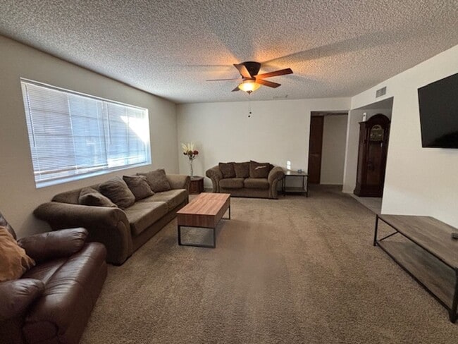 Building Photo - 3 Bedroom - 2 Bath Home