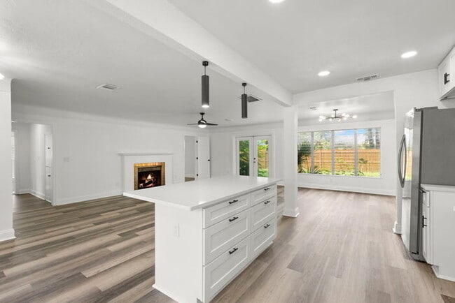 Building Photo - NEWLY RENOVATED Home For Rent in St Peters...