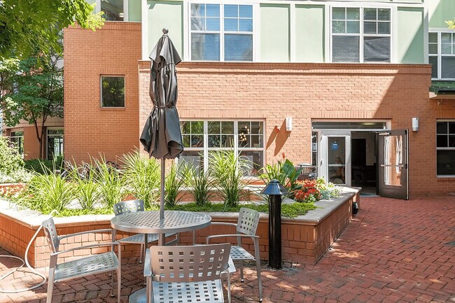 Building Photo - 238 S West St