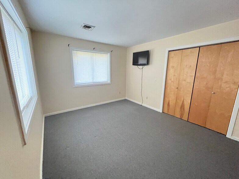 Building Photo - 43 Tamarack Dr