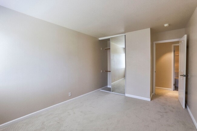 Building Photo - (3) Three Bed, (2) Two bath updated condo ...
