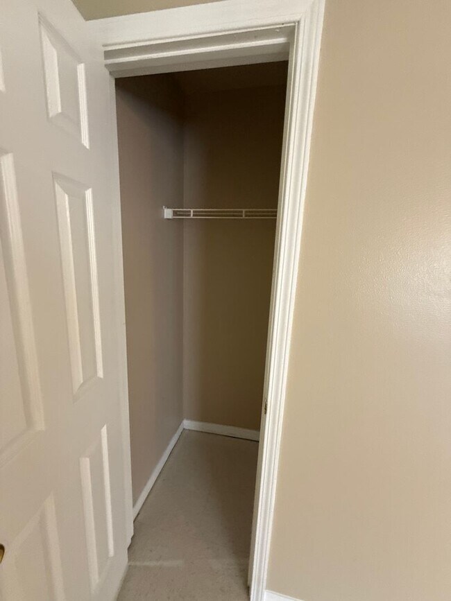 Building Photo - Warm and inviting single-story home, perfect for comfortable living.