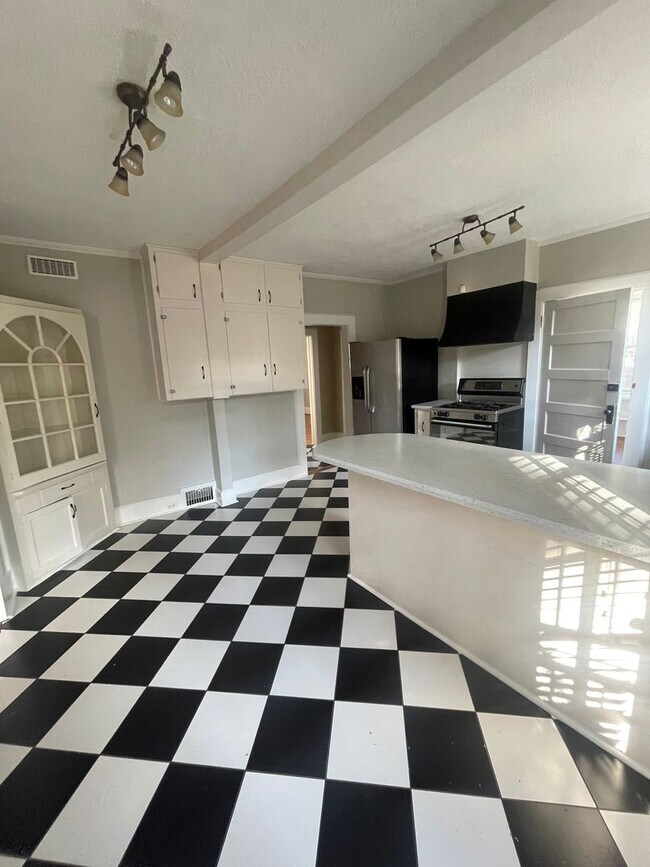Building Photo - Brick 3 Bedroom Bungalow Available Now!