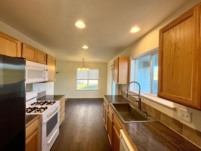 Building Photo - 3115 Swan Point Dr