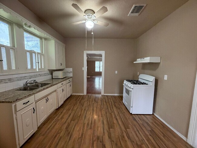 Building Photo - Charming Highland Park Home
