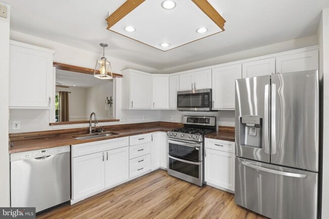 Building Photo - 3052 Benefit Ct