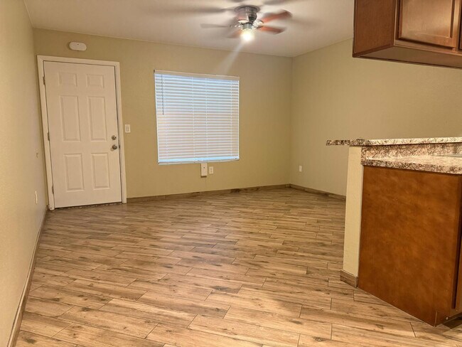 Building Photo - 461 W Holmes Ave