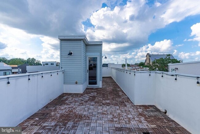 Building Photo - 719 E Thompson St