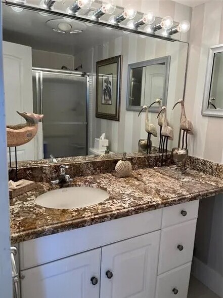 2nd Bathroom - 5100 DuPont Blvd