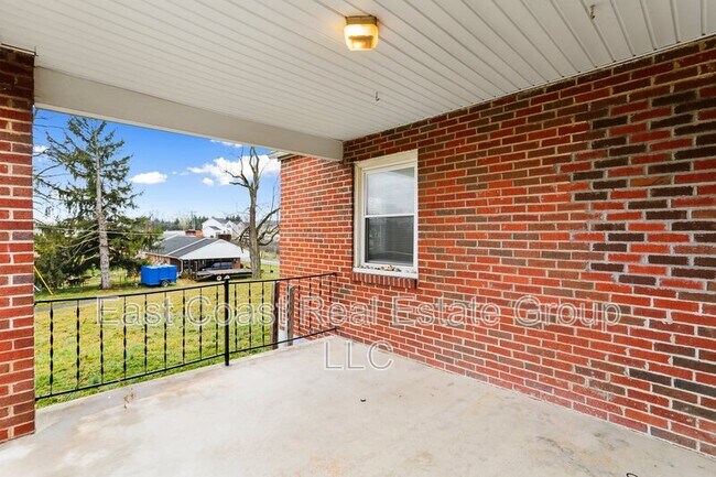 Building Photo - 838 Jenny Wren Dr