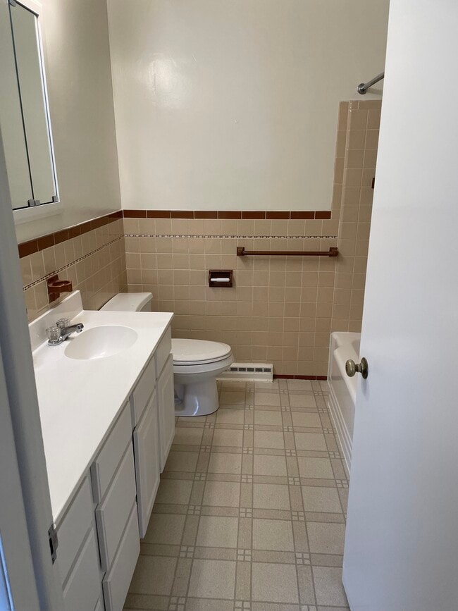 Main Bathroom - 256 Williams St