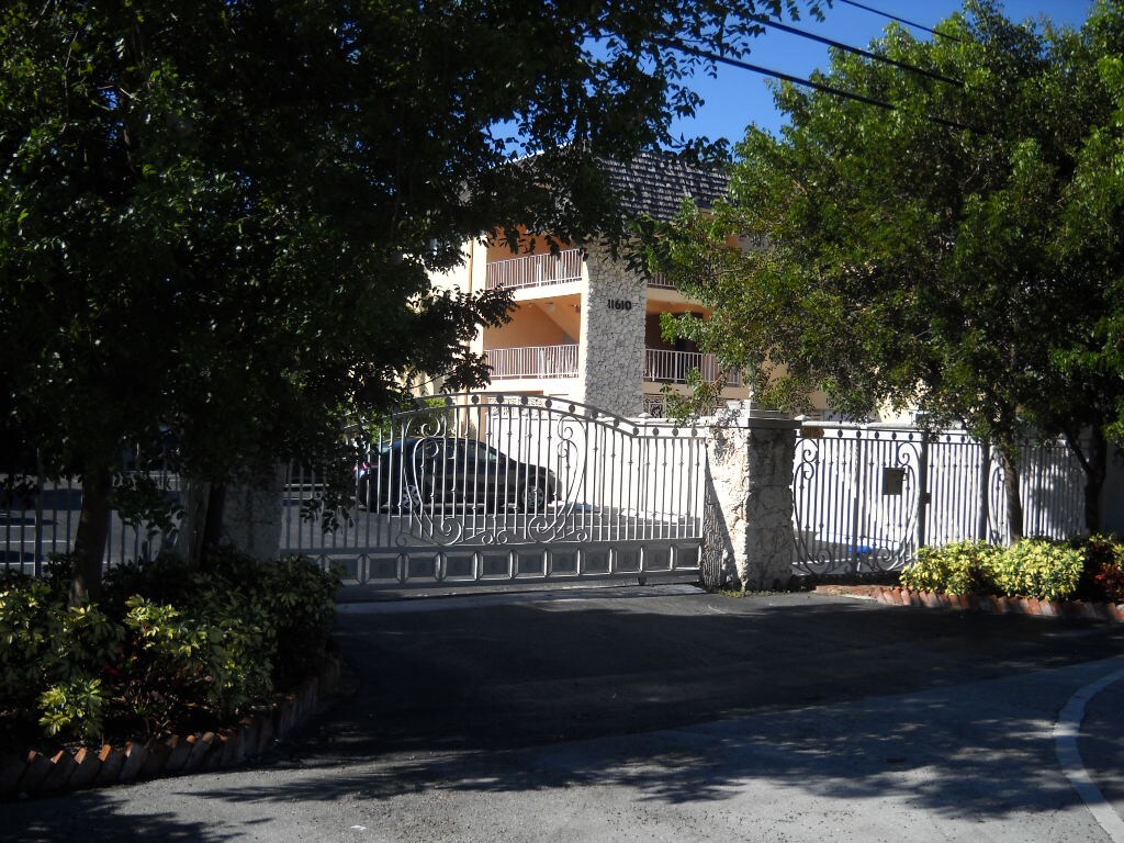 Building Photo - 11610 N Bayshore Dr