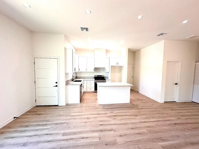 Building Photo - 1675 University Dr