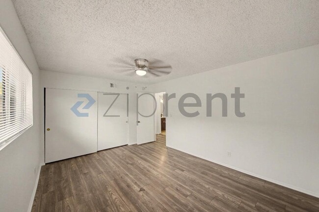 Building Photo - Unit