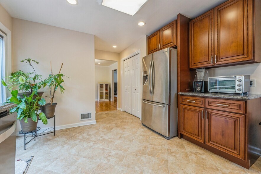 Building Photo - 558 Baylor Ave