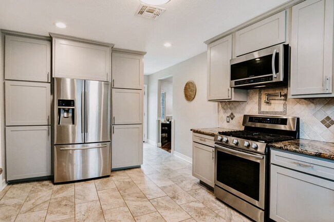 Building Photo - 134 Sinclair St