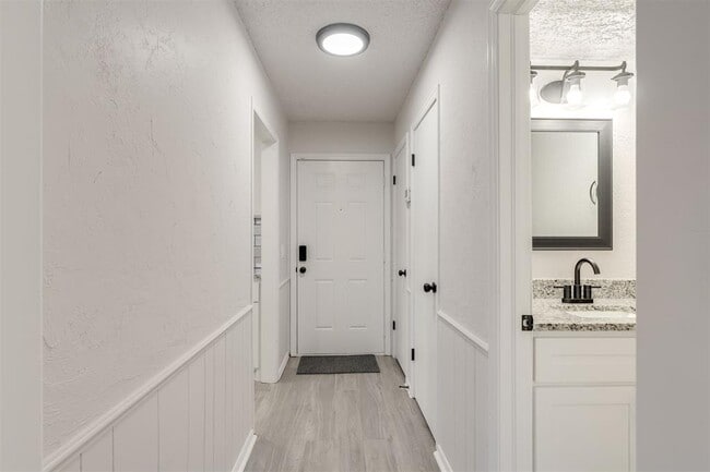 Building Photo - 11715 N Francis Ave