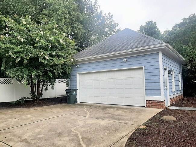 Building Photo - Beautiful 4 Bedroom Home in Chapel Hill