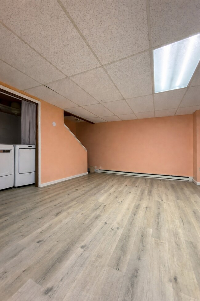 Building Photo - 3 Bedroom 1.5 Bath - Community Pool