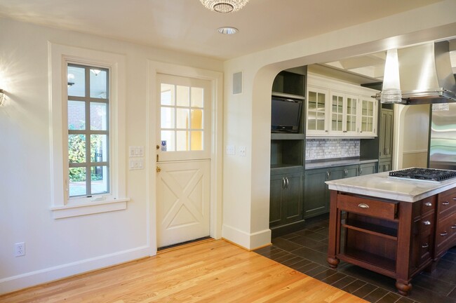 Building Photo - Dream Home in the Southwest Hills! Your Pa...