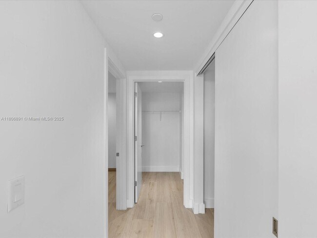 Building Photo - 9901 W Bay Harbor Dr