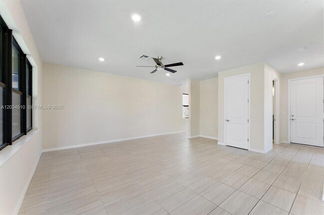 Building Photo - 2485 Primrose Pl