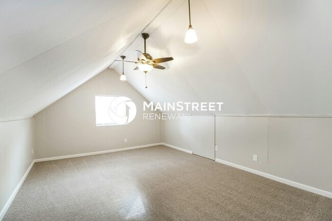 Building Photo - 4 Bedroom Pet-Friendly Home in Cincinnati, OH with Main Street Renewal
