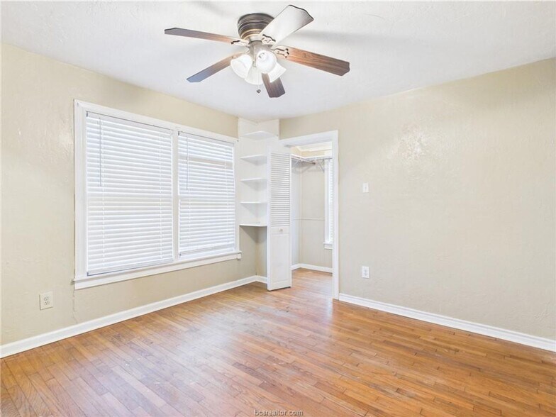 Building Photo - LATE JULY MOVE IN!  Adorable 3 Bedroom 2 Bathroom House