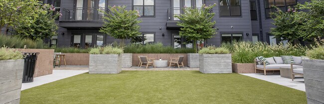 Building Photo - 712 4th Ave S