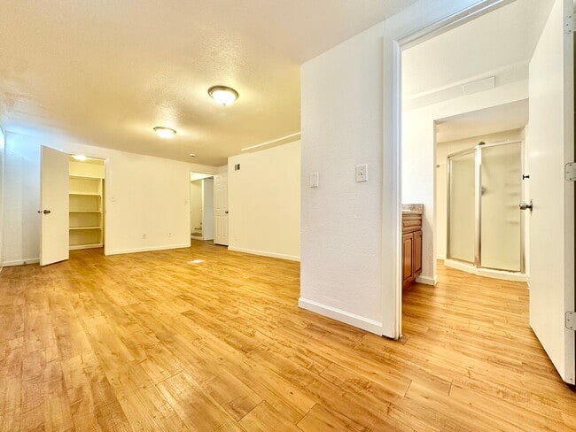 Building Photo - Modern and Spacious Duplex Style Home with...