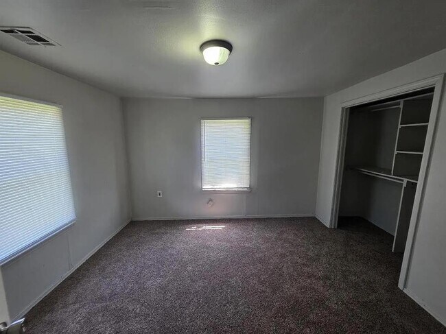 Building Photo - 10311 Bellview Dr