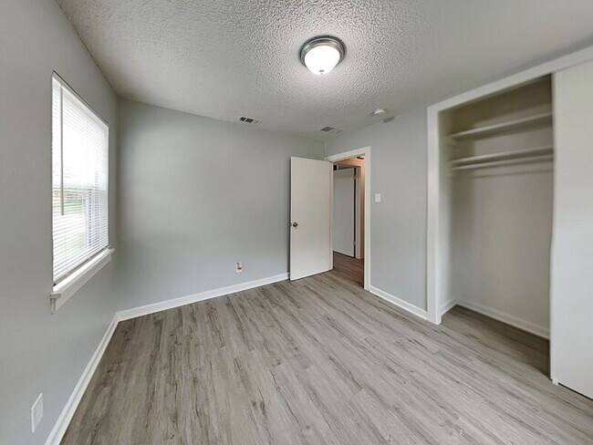 Building Photo - 4720 Kilpatrick Ave