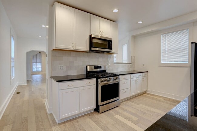 Building Photo - Renovated Single Family 2BR+2Bonus Rm/2.5BA Home in the Heart of Waverly