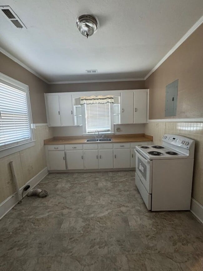 Building Photo - 911 E 4th St