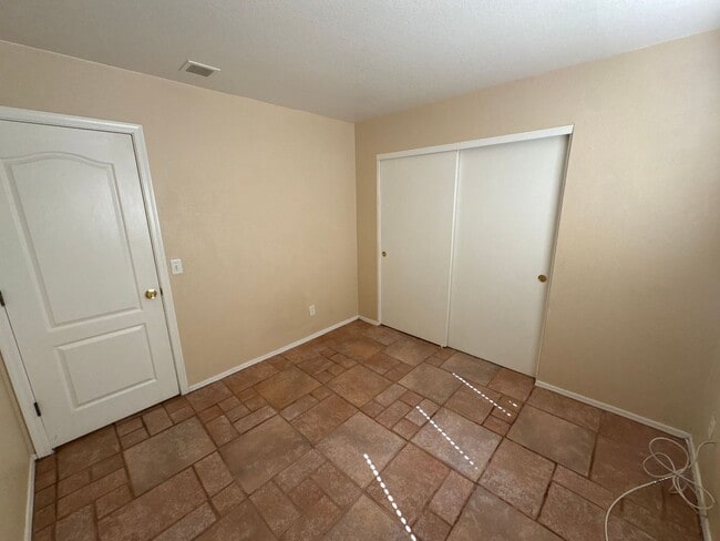 Building Photo - 3 Bedroom - 2 Bath - 1300 Sq. Ft. Home - Tucson