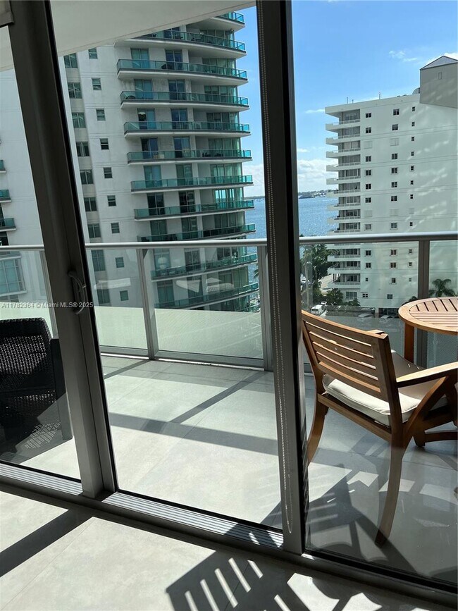 Building Photo - 1300 Brickell Bay Dr
