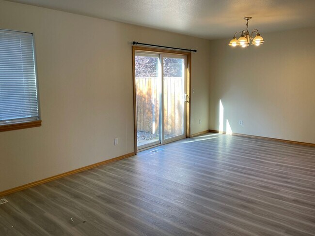 Building Photo - 404 River Ave