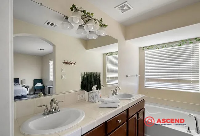 Building Photo - Lovely 4 Bedroom Home in Campus Park Area!