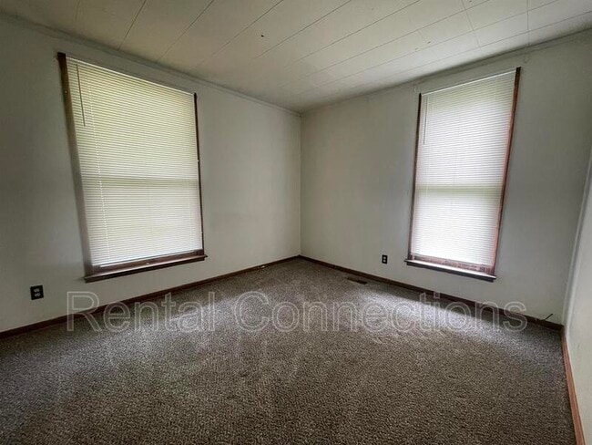 Building Photo - 402 S Bentley St