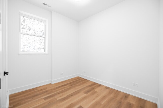 Building Photo - 2113 N Kenmore Ave