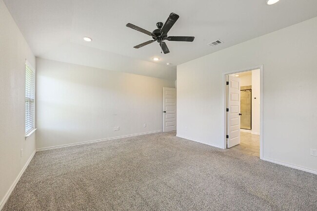 Building Photo - Immediate Move in - 3 Bedroom, 2 Bathroom Home in Rudder Pointe with Open Concept