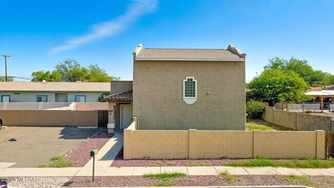 Building Photo - 2862 N Tyndall Ave
