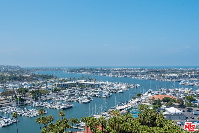 Building Photo - 13600 Marina Pointe Dr
