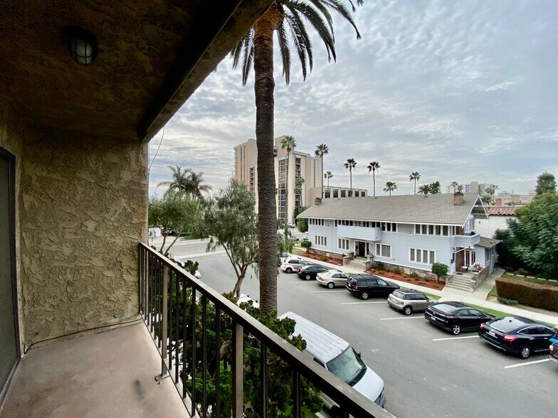 views, sunlight -- no building next door! - 1803 E Ocean Blvd