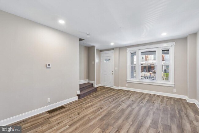 Building Photo - 5536 Pine St