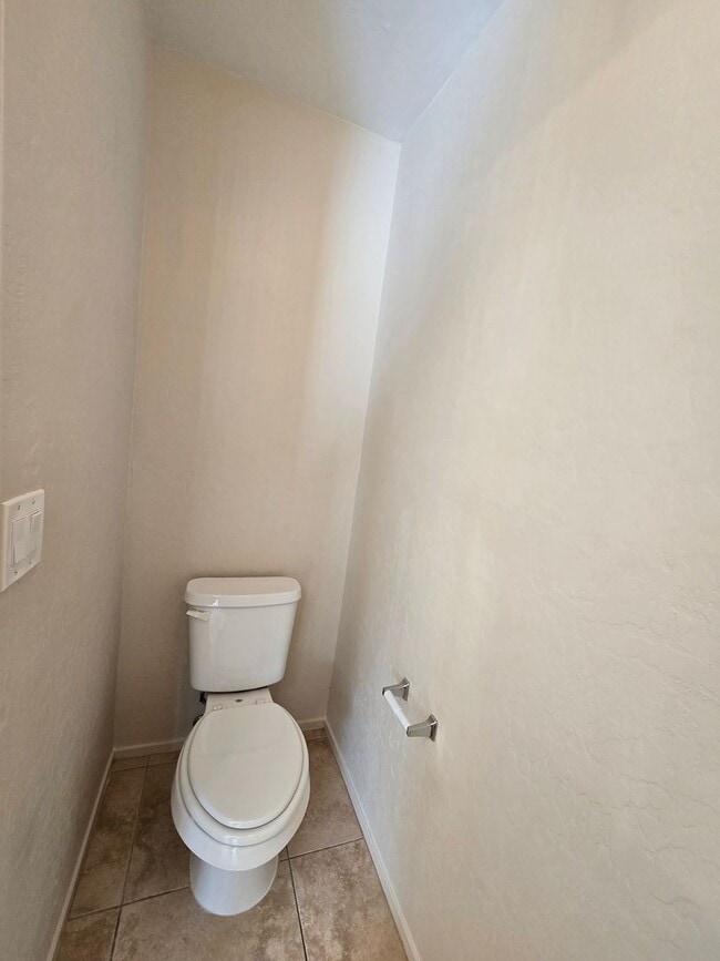 Building Photo - An Amazing 3 Bedroom, 2 Story Home in Silverstone Ranch.