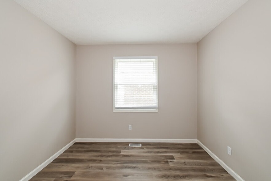 Building Photo - 1068 W Southport Rd