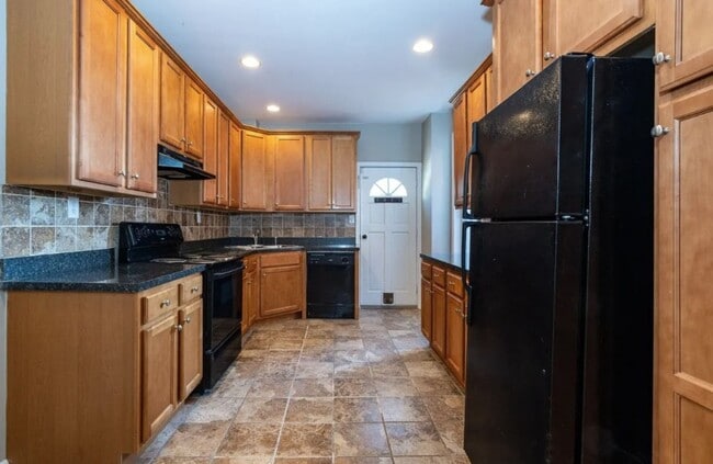 Building Photo - North York Gem | 3 Bed, 1.5 Bath with Hardwood Floors & Central Air!
