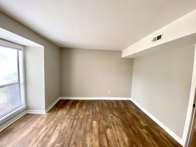 Building Photo - Beautiful condo